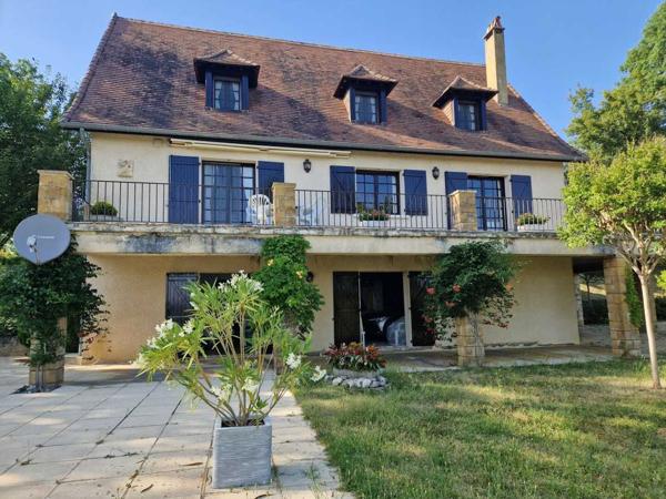Maison contemporaine - Saint-cyprien Perigordine avec piscine et magnifique vue sur la Vallée.