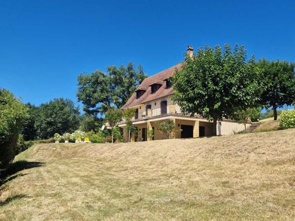 Maison contemporaine - Saint-cyprien Perigordine avec piscine et magnifique vue sur la Vallée.