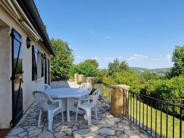 Maison contemporaine - Saint-cyprien Perigordine avec piscine et magnifique vue sur la Vallée.