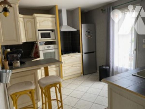 Beau pavillon récent proche Vitry-le-François sur un terrain arboré d'environ 3000m² comprenant :