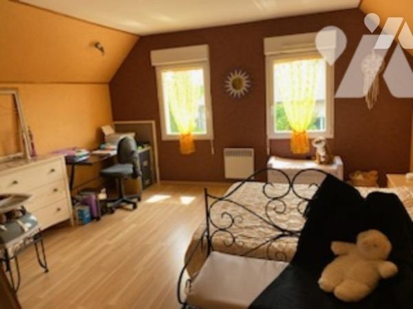 Beau pavillon récent proche Vitry-le-François sur un terrain arboré d'environ 3000m² comprenant :