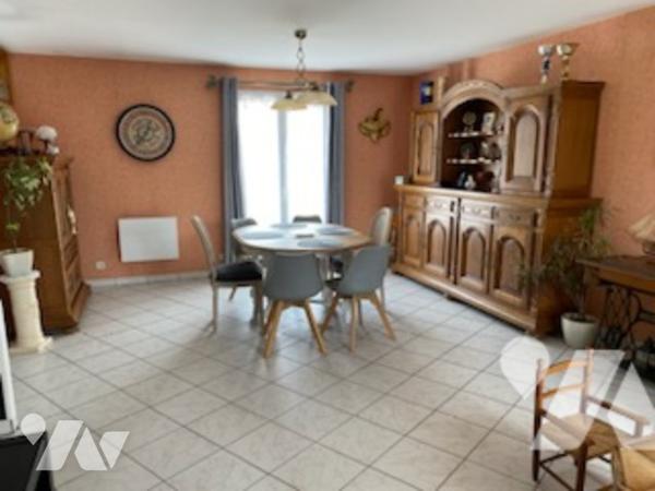 Beau pavillon récent proche Vitry-le-François sur un terrain arboré d'environ 3000m² comprenant :