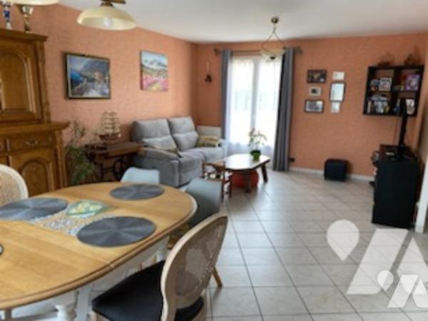 Beau pavillon récent proche Vitry-le-François sur un terrain arboré d'environ 3000m² comprenant :