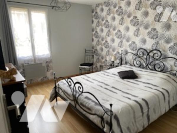 Beau pavillon récent proche Vitry-le-François sur un terrain arboré d'environ 3000m² comprenant :