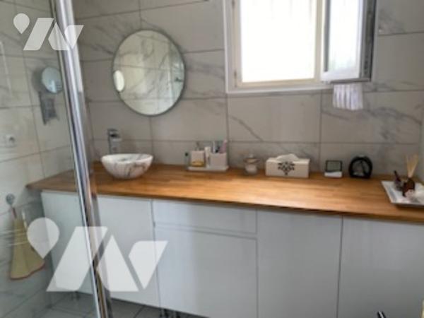 Beau pavillon récent proche Vitry-le-François sur un terrain arboré d'environ 3000m² comprenant :