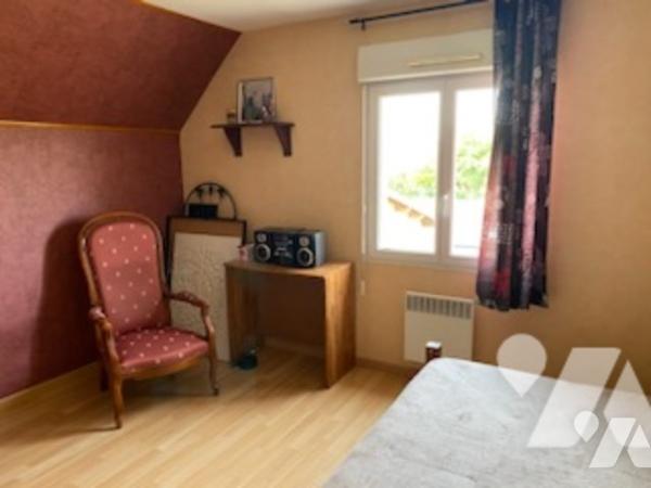 Beau pavillon récent proche Vitry-le-François sur un terrain arboré d'environ 3000m² comprenant :