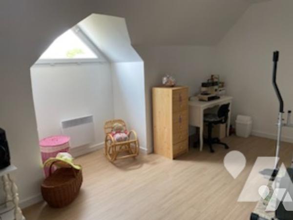 Beau pavillon récent proche Vitry-le-François sur un terrain arboré d'environ 3000m² comprenant :