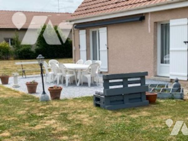 Beau pavillon récent proche Vitry-le-François sur un terrain arboré d'environ 3000m² comprenant :