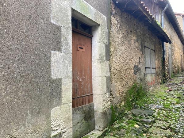 Maisons mitoyennes à rénover à Vic Fezensac : 140m², Garage de 90m² - Opportunité d'Investissement !
