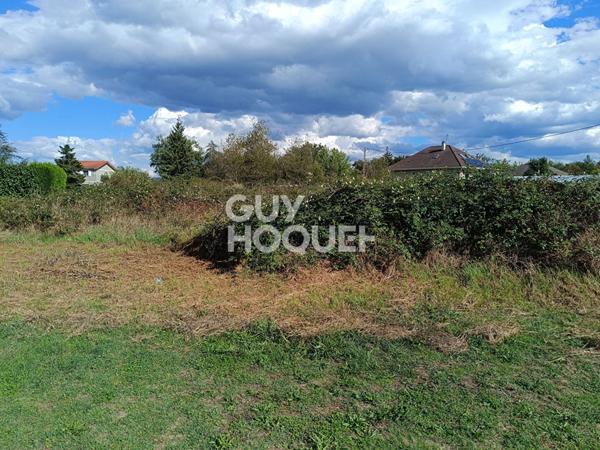 Terrain constructible d'une superficie de 1324 m² à FEURS