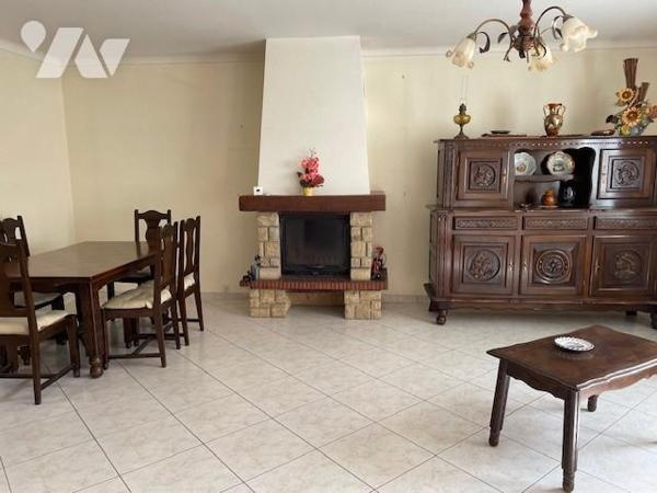 Centre, cinq chambres, proches tous services.