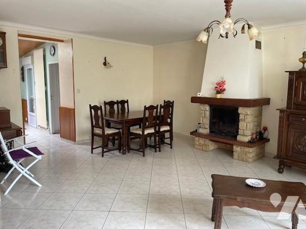 Centre, cinq chambres, proches tous services.