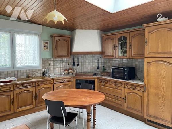 Centre, cinq chambres, proches tous services.