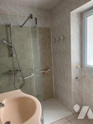 Centre, cinq chambres, proches tous services.