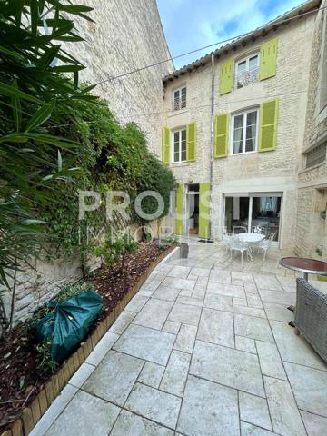 En exclusivité quartier avenue de la rochelle, maison de ville de 190 m² avec terrasse.
