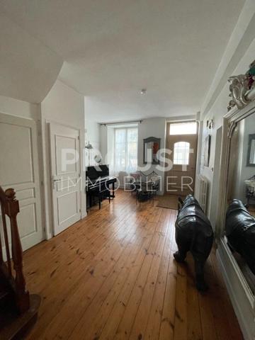 En exclusivité quartier avenue de la rochelle, maison de ville de 190 m² avec terrasse.
