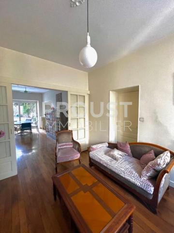 En exclusivité quartier avenue de la rochelle, maison de ville de 190 m² avec terrasse.