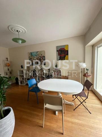 En exclusivité quartier avenue de la rochelle, maison de ville de 190 m² avec terrasse.