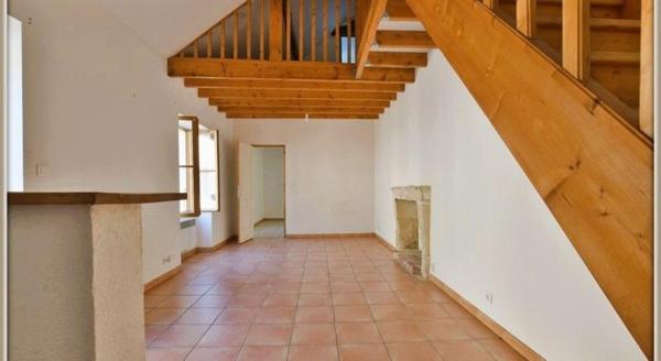 Charmante maison de bourg en pierre apparente, sans extérieur