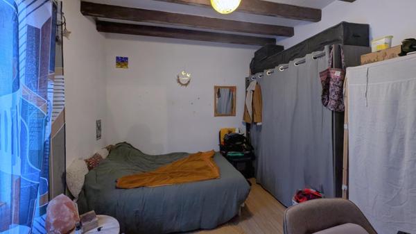 Charmante maison de bourg en pierre apparente, sans extérieur