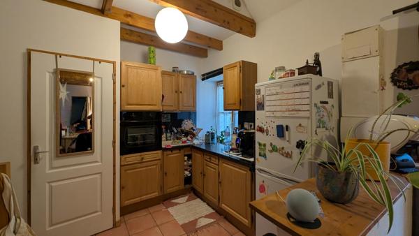 Charmante maison de bourg en pierre apparente, sans extérieur