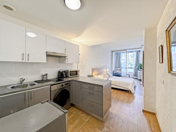 CANNES, banane, studio meublé 27 m² + loggia 4 m² climatisé