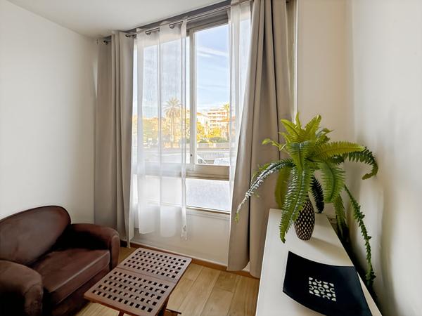CANNES, banane, studio meublé 27 m² + loggia 4 m² climatisé