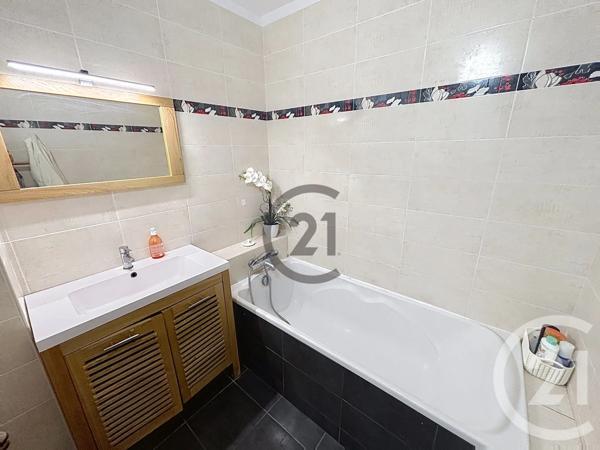 Appartement F3 à vendre  3 pièces - 69 m 2   AUXERRE  - 89
