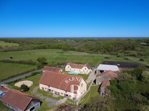 Montmorillon, Ferme 5 Chambres -  308 m² à vendre