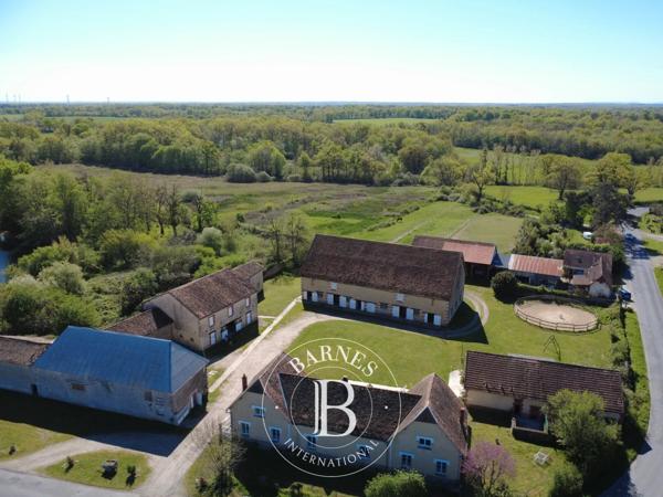 Montmorillon, Ferme 5 Chambres -  308 m² à vendre