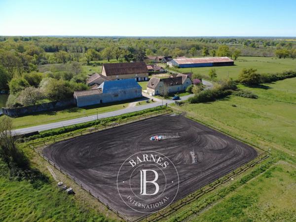 Montmorillon, Ferme 5 Chambres -  308 m² à vendre