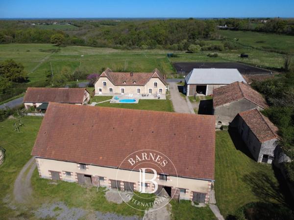 Montmorillon, Ferme 5 Chambres -  308 m² à vendre