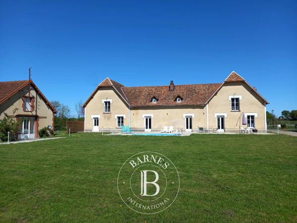 Montmorillon, Ferme 5 Chambres -  308 m² à vendre