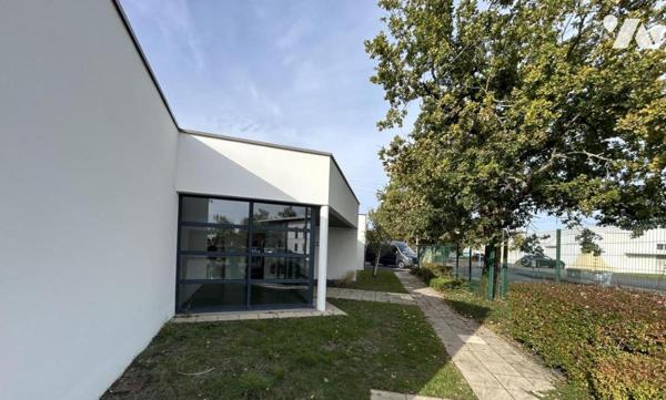 INVESTISSEMENT LOCATIF – ENSEMBLE IMMOBILIER PROFESSIONNEL DE 653 m² – ENTIÈREMENT LOUÉ.