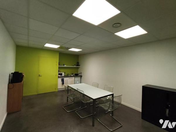 INVESTISSEMENT LOCATIF – ENSEMBLE IMMOBILIER PROFESSIONNEL DE 653 m² – ENTIÈREMENT LOUÉ.