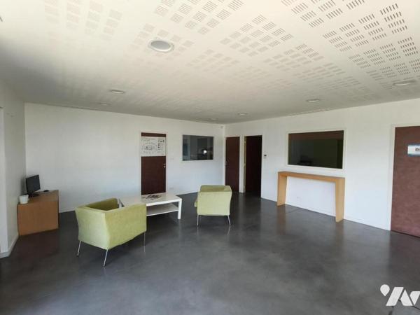 INVESTISSEMENT LOCATIF – ENSEMBLE IMMOBILIER PROFESSIONNEL DE 653 m² – ENTIÈREMENT LOUÉ.