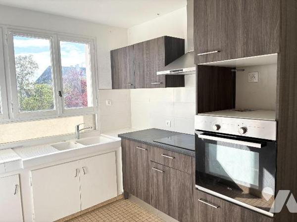 CAEN VENOIX - Au 2ème étage sans ascenseur, un appartement de 4 pièces principales comprenant :...