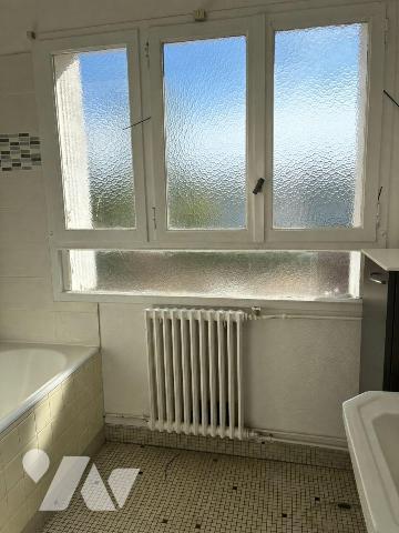 CAEN VENOIX - Au 2ème étage sans ascenseur, un appartement de 4 pièces principales comprenant :...