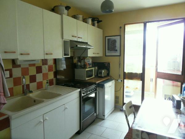 Quartier PONTLIEUE, appartement au pied du tramway, proche commerces, avec balcon, 2 chambres.