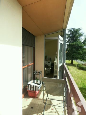 Quartier PONTLIEUE, appartement au pied du tramway, proche commerces, avec balcon, 2 chambres.