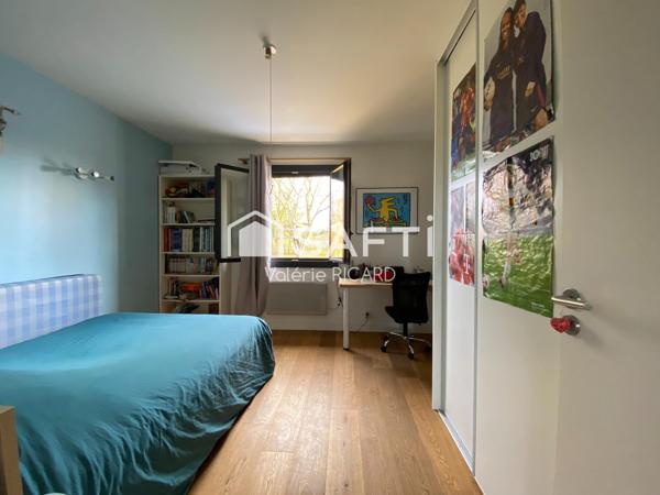 Chaleureuse maison familiale T6 sur terrain clos.