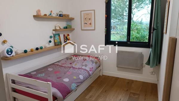 Chaleureuse maison familiale T6 sur terrain clos.