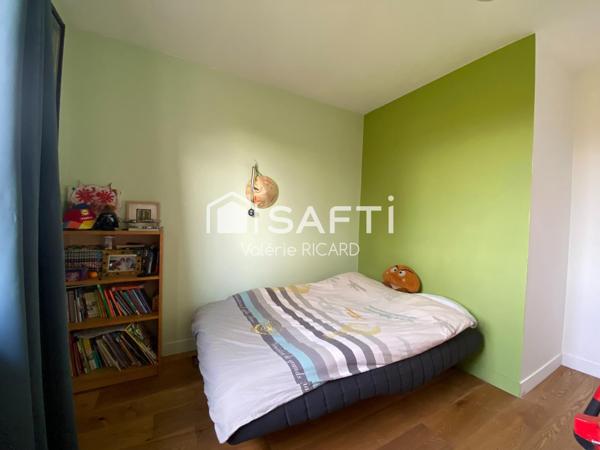 Chaleureuse maison familiale T6 sur terrain clos.