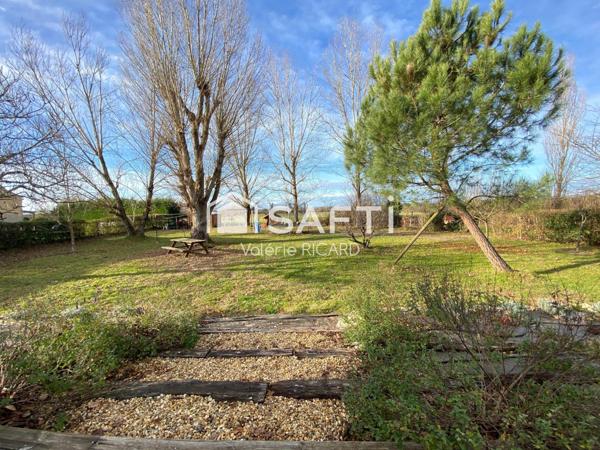 Chaleureuse maison familiale T6 sur terrain clos.