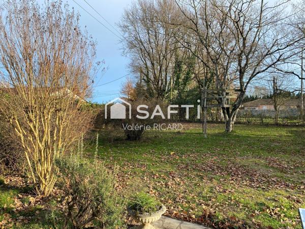 Chaleureuse maison familiale T6 sur terrain clos.