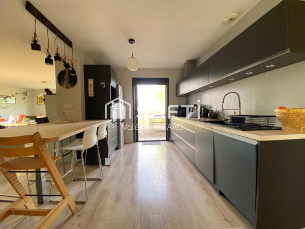 Chaleureuse maison familiale T6 sur terrain clos.