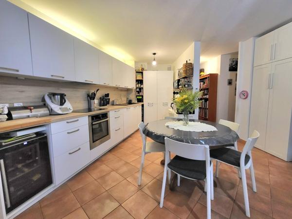 Centre ville, tout à pied - bel Appartement T2 Cabine de 68m2 (53m2 carrez) avec grande terrasse couverte, place de parking en sous- sol,  et cave dans une résidence sécurisée - LA CROIX- VALMER