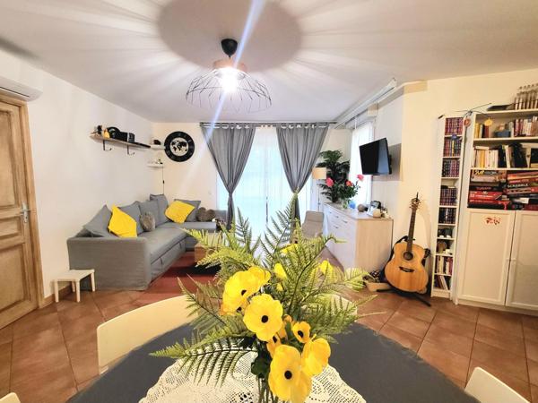 Centre ville, tout à pied - bel Appartement T2 Cabine de 68m2 (53m2 carrez) avec grande terrasse couverte, place de parking en sous- sol,  et cave dans une résidence sécurisée - LA CROIX- VALMER