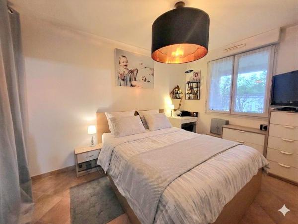 Centre ville, tout à pied - bel Appartement T2 Cabine de 68m2 (53m2 carrez) avec grande terrasse couverte, place de parking en sous- sol,  et cave dans une résidence sécurisée - LA CROIX- VALMER