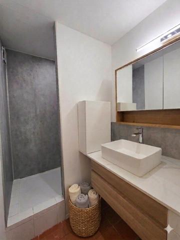 Centre ville, tout à pied - bel Appartement T2 Cabine de 68m2 (53m2 carrez) avec grande terrasse couverte, place de parking en sous- sol,  et cave dans une résidence sécurisée - LA CROIX- VALMER